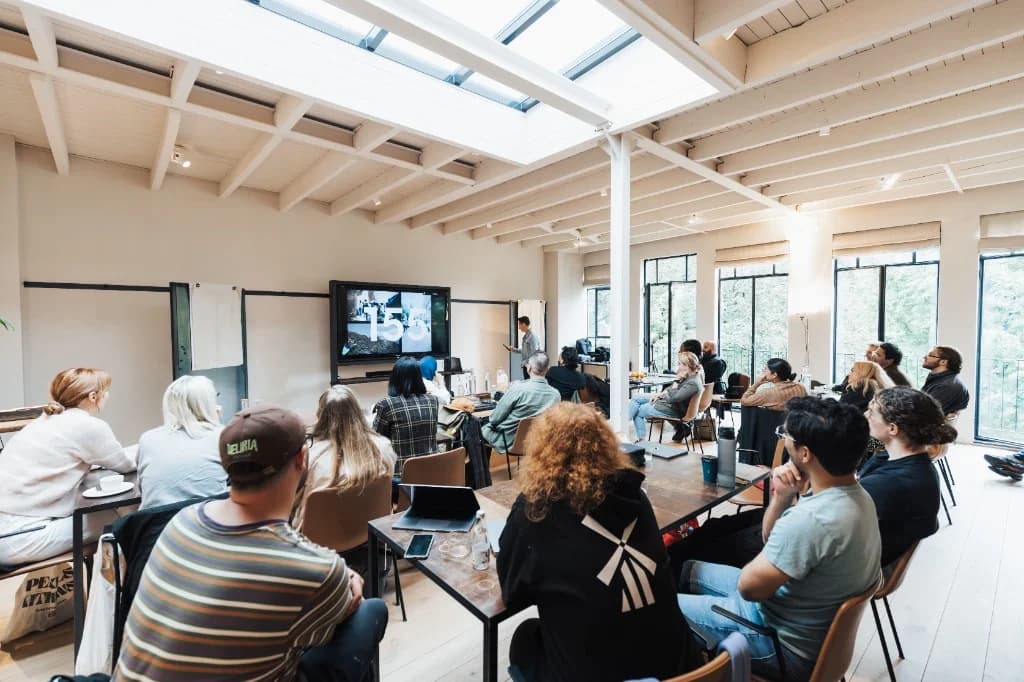 Un groupe d’adultes réuni dans une salle de formation lumineuse
